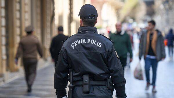 Сотрудники МВД проводят контроль за соблюдением специального карантинного режима в Баку - Sputnik Азербайджан