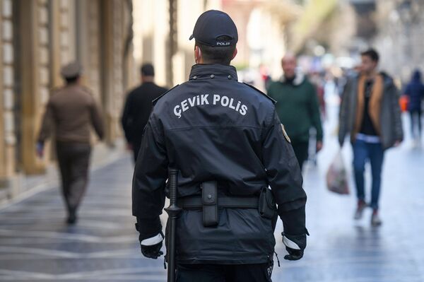 Сотрудники МВД проводят контроль за соблюдением специального карантинного режима в Баку - Sputnik Азербайджан