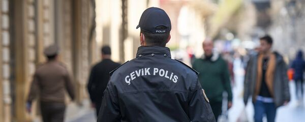 Сотрудники МВД проводят контроль за соблюдением специального карантинного режима в Баку - Sputnik Азербайджан