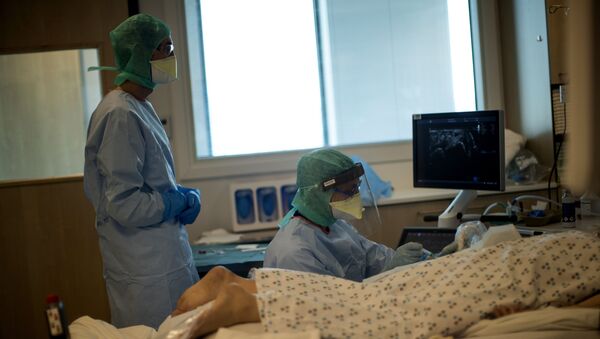 Пациент с аппаратом искусственной вентиляции лёгких (ИВЛ), фото из архива - Sputnik Azərbaycan