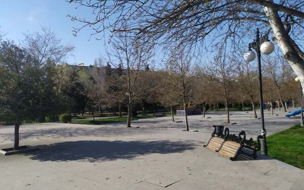 Перевернутые скамейки в парке - Sputnik Азербайджан