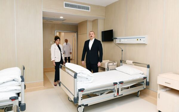 Президент Ильхам Алиев и Первая леди Мехрибан Алиева приняли участие в открытии медицинского учреждения Ени клиника в Баку - Sputnik Азербайджан