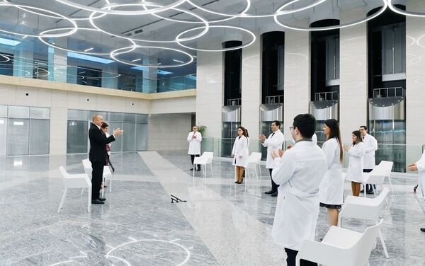 Президент Ильхам Алиев и Первая леди Мехрибан Алиева приняли участие в открытии медицинского учреждения Ени клиника в Баку - Sputnik Азербайджан