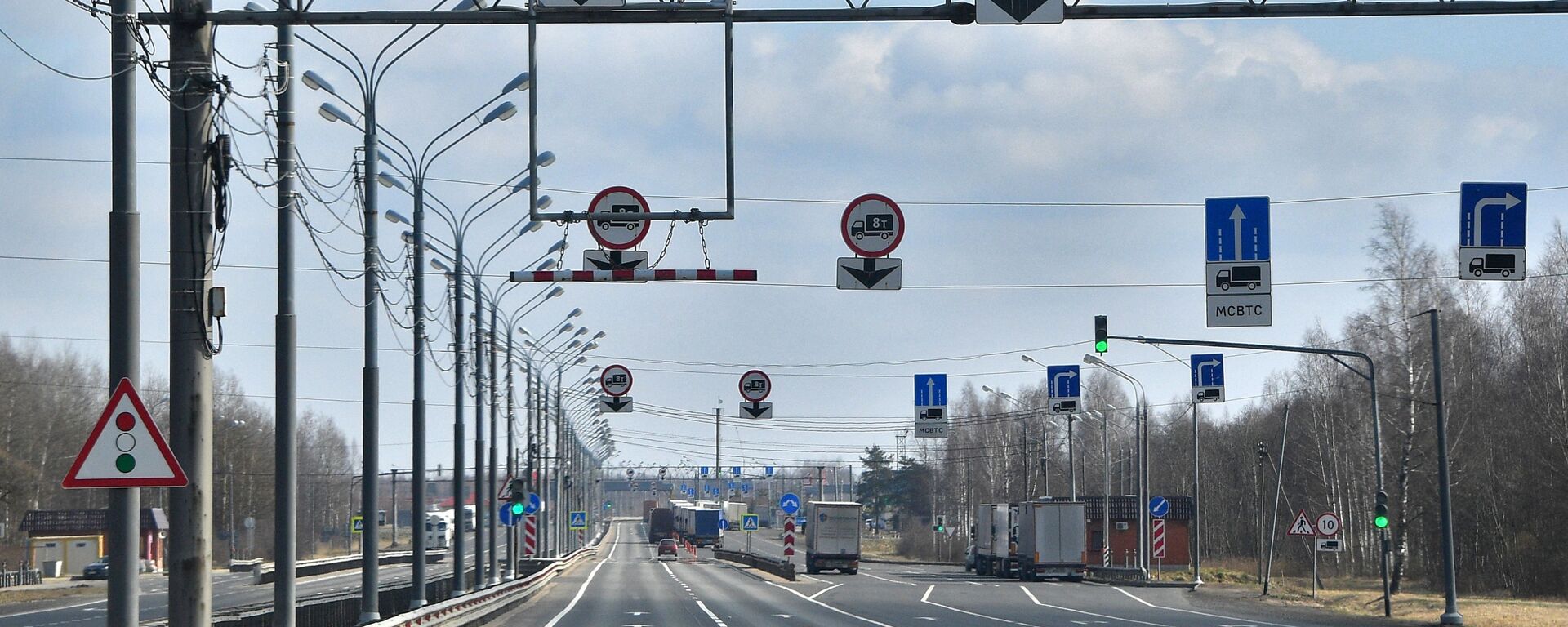 Пункт пропуска Редьки-Красная горка на трассе М1 (Минск – Москва) на белорусско-российской границе - Sputnik Азербайджан, 1920, 09.06.2025