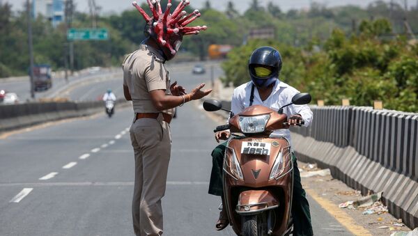 Офицер в шлеме в виде коронавируса в Индии  - Sputnik Azərbaycan