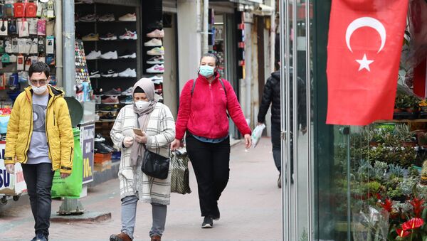 Люди в медицинских масках на улице в Анкаре, фото из архива - Sputnik Азербайджан