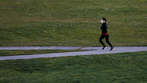 Женщина в медицинской маске во время пробежки, фото из архива - Sputnik Азербайджан