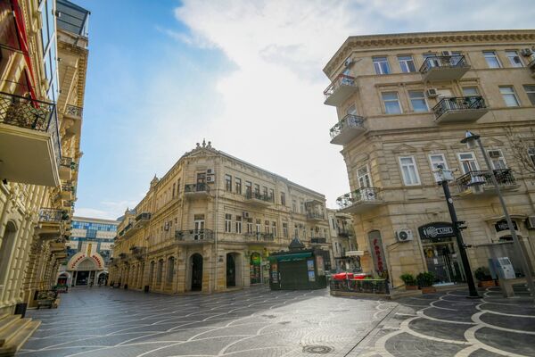 Опустевшая улица Низами в Баку - Sputnik Азербайджан