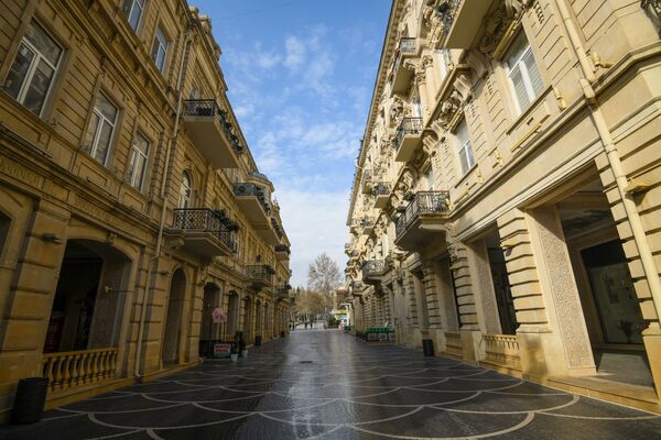 Опустевшая улица Низами в Баку - Sputnik Azərbaycan