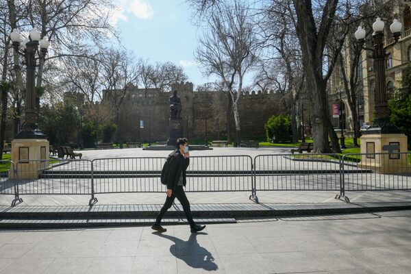Мужчина в маске в Баку - Sputnik Азербайджан