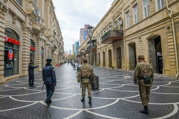 Военнослужащие внутренних войск и полицейские на центральных улицах в Баку - Sputnik Azərbaycan