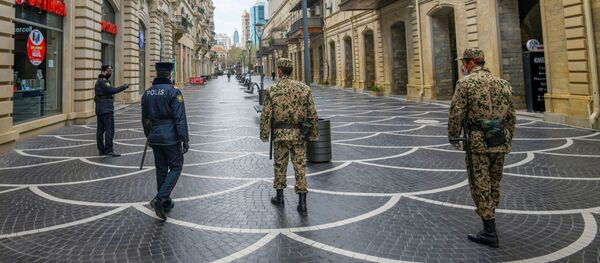 Военнослужащие внутренних войск и полицейские на центральных улицах в Баку - Sputnik Азербайджан