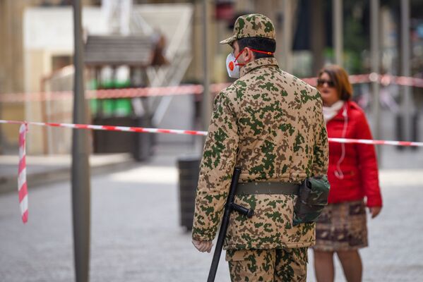 Военнослужащий внутренних войск на центральных улицах в Баку - Sputnik Azərbaycan