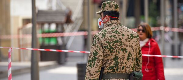 Военнослужащий внутренних войск на центральных улицах в Баку Военнослужащий внутренних войск на центральных улицах в Баку - Sputnik Азербайджан