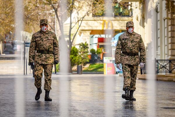 Военнослужащие внутренних войск на центральных улицах в Баку - Sputnik Azərbaycan