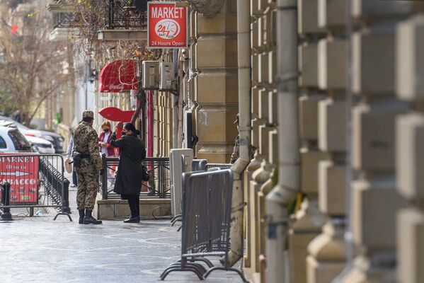 Военнослужащие внутренних войск на центральных улицах в Баку - Sputnik Азербайджан