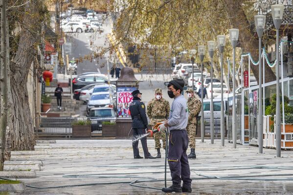 Военнослужащие внутренних войск и полицейские на центральных улицах в Баку - Sputnik Азербайджан