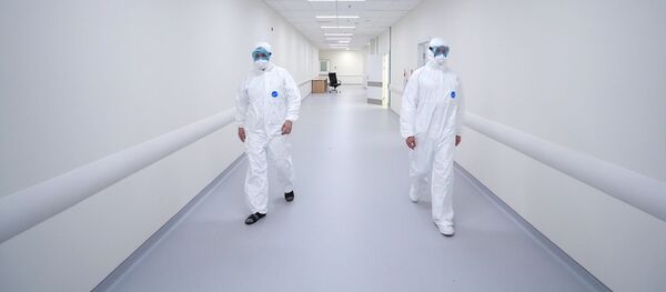 Сотрудники медицинского стационара в Коммунарке Сотрудники медицинского стационара в Коммунарке - Sputnik Азербайджан
