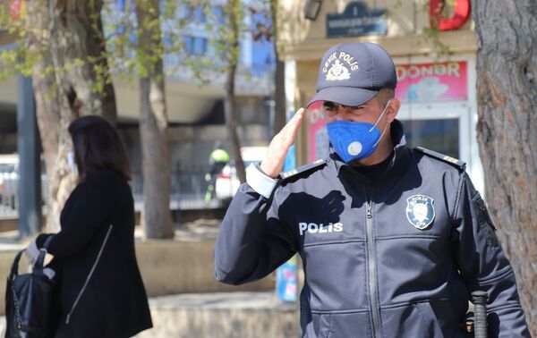 Сотрудники полиции выявляют нарушителей правил особого режима - Sputnik Азербайджан