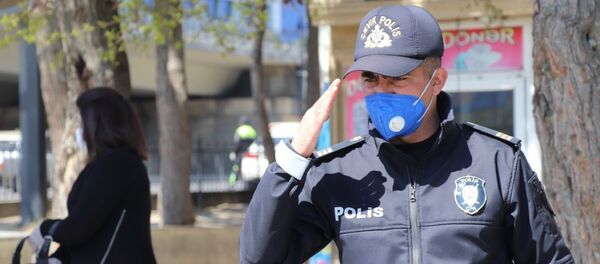 Сотрудник полиции в Баку - Sputnik Азербайджан