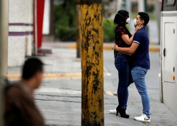 Пара в масках в мексиканском городе Монтеррей, Мексика - Sputnik Азербайджан
