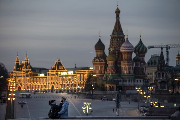 Пара у храма Василия Блаженного в Москве, Россия - Sputnik Азербайджан