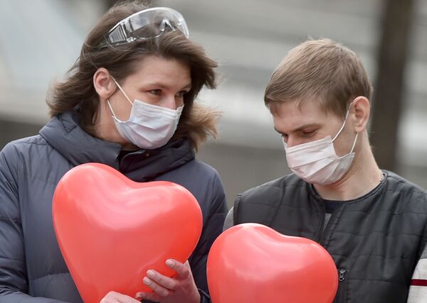 Пара в масках и с шариками в центре Киева, Украина - Sputnik Азербайджан