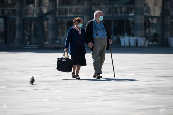 Пожилая пара в масках на улице в Белграде - Sputnik Азербайджан