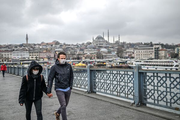 Пара в масках на улице Стамбула, Турция - Sputnik Азербайджан