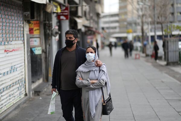 Пара в масках на улице в Тегеране, Иран - Sputnik Азербайджан