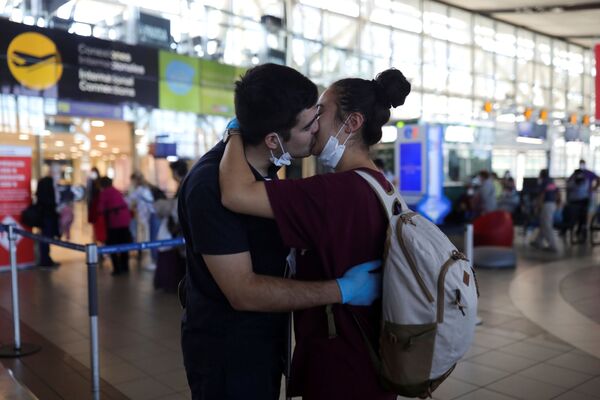 Пара в в международном аэропорту в Сантьяго, Чили - Sputnik Азербайджан