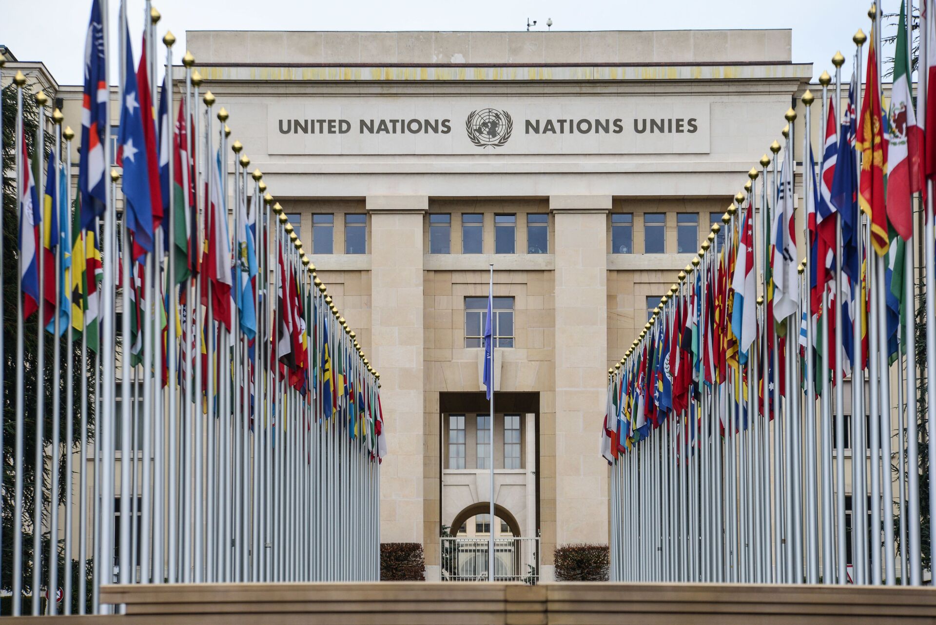 Аллея флагов возле здания Организации Объединённых Наций (ООН) в Женеве - Sputnik Azərbaycan, 1920, 22.09.2023