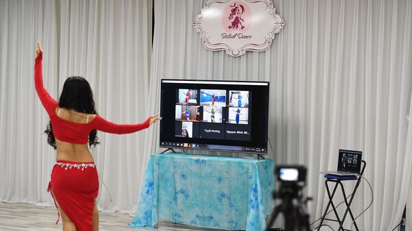 Преподаватель танцев во время онлайн урока, фото из архива - Sputnik Азербайджан