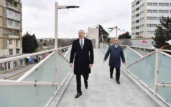 Prezident İlham Əliyev Moskva prospekti ilə 20 Yanvar küçəsinin kəsişməsindəki piyada keçidinin açılışında - Sputnik Azərbaycan