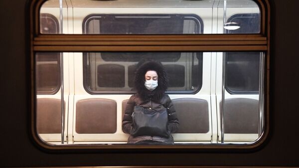 Девушка в вагоне метрополитена, фото из ахива - Sputnik Азербайджан