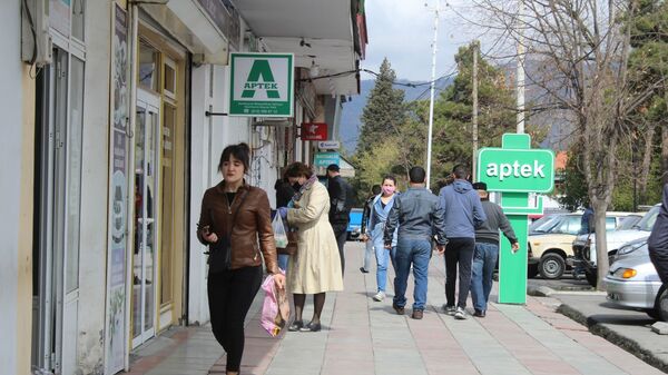Люди рядом с аптекой, фото из архива - Sputnik Азербайджан