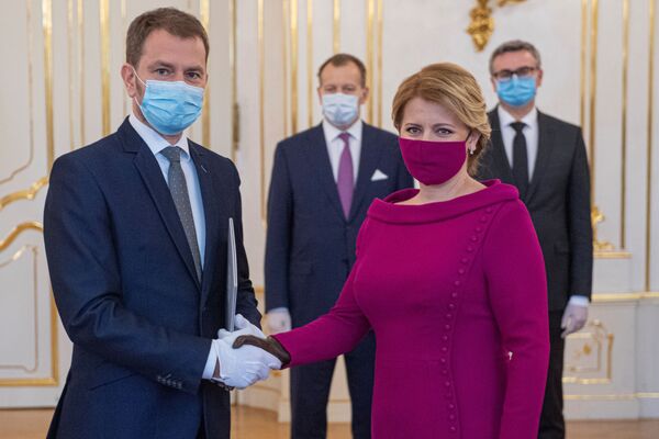 Президент Словакии Зузана Чапутова и премьер-министр Словакии Игорь Матович в медицинских масках - Sputnik Азербайджан