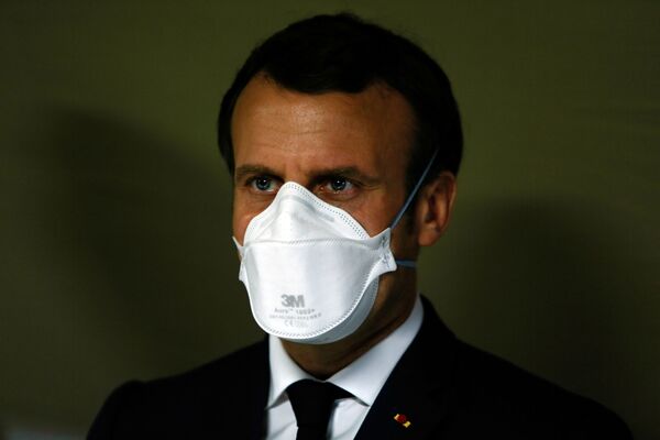 Президент Франции Эммануэль Макрон в медицинской маске - Sputnik Азербайджан