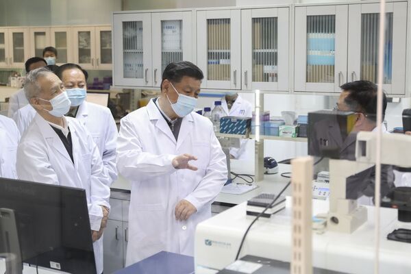 Президент Китая Си Цзиньпин в защитной маске во время визита в Академию военно-медицинских наук в Пекине - Sputnik Азербайджан