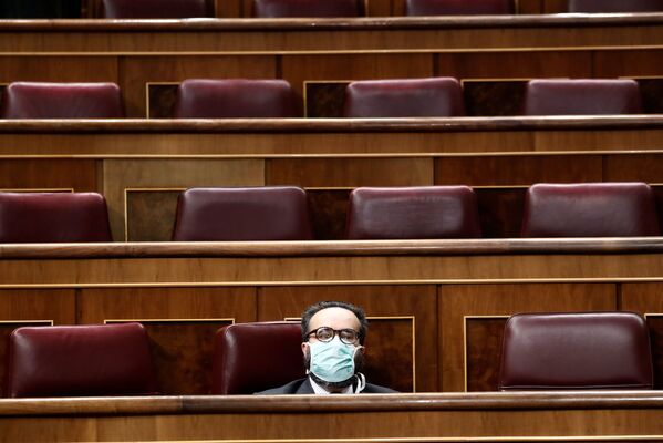 Член испанкого парламента Jose Maria Sanchez Garcia в маске - Sputnik Азербайджан