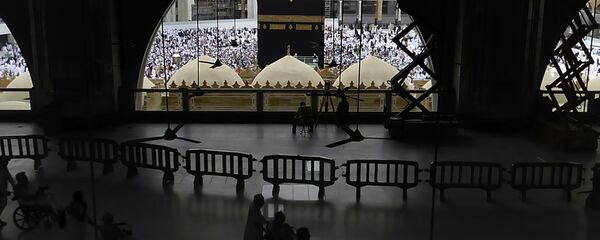 Мусульманские паломники совершают обход вокруг Каабы, фото из архива Мусульманские паломники совершают обход вокруг Каабы, фото из архива - Sputnik Азербайджан