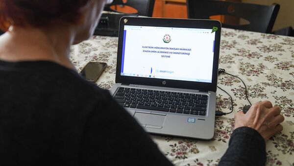 Женщина регистрируется на сайте icaze.e-gov.az - Sputnik Azərbaycan