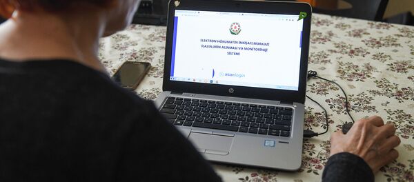 Женщина регистрируется на сайте icaze.e-gov.az - Sputnik Азербайджан