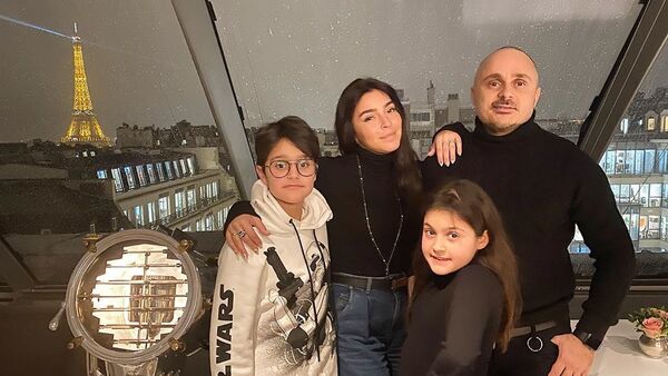Мири Юсиф вместе с семей, фото из архива - Sputnik Азербайджан
