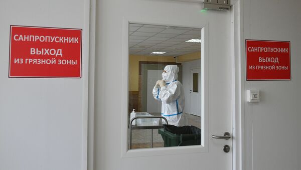 Медицинский работник в стационаре НМХЦ имени Пирогова, фото из архива - Sputnik Azərbaycan