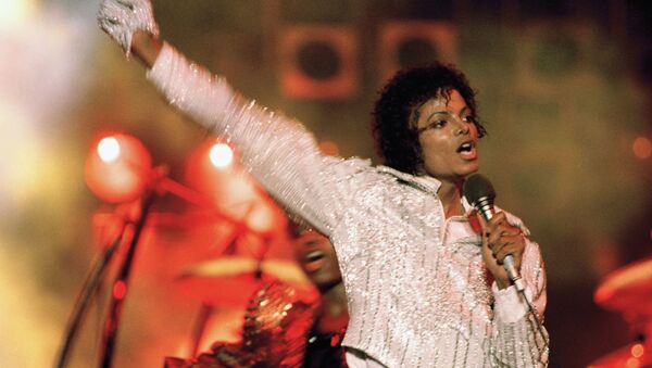 Майкл Джексон в перчатке в кристаллах, фото из архива - Sputnik Azərbaycan