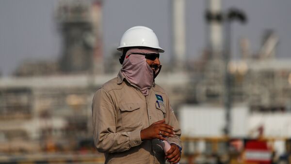 Работник нефтеперерабатывающего завода Aramco в Саудовской Аравии  - Sputnik Azərbaycan