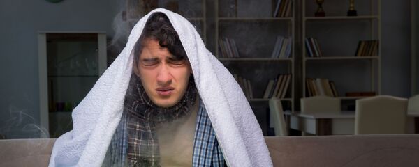 Мужчина во время ингаляции над паром Мужчина во время ингаляции над паром - Sputnik Азербайджан