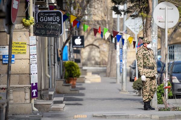 Военнослужащий внутренних войск на одной из улиц в Баку, фото из архива - Sputnik Азербайджан