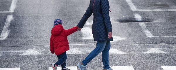 Женщина с ребенком в маске в Баку, фото из архива Женщина с ребенком в маске в Баку, фото из архива - Sputnik Азербайджан